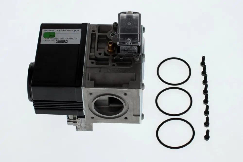 BOSCH Gasarmatur mit einem Gehäuse aus Metall und einem elektrischen Anschluss, begleitet von mehreren Dichtungen und Schrauben zur Montage.